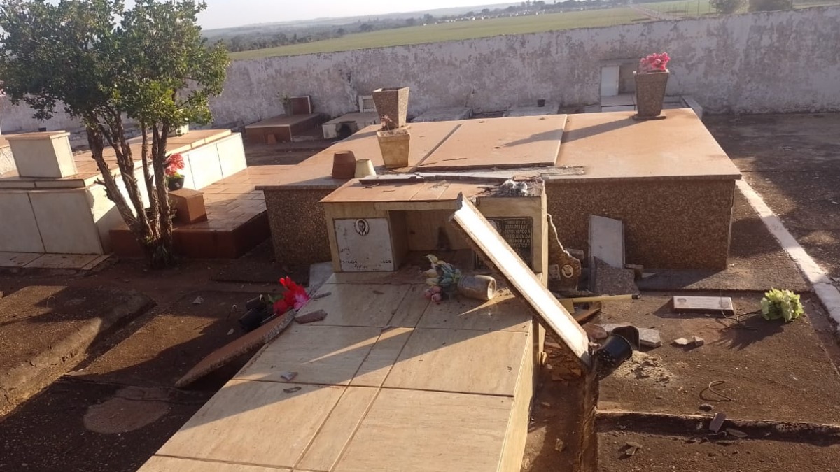 vandalismo em cemitério