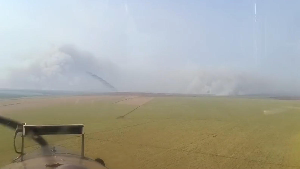 Brigadistas cercam o fogo para evitar