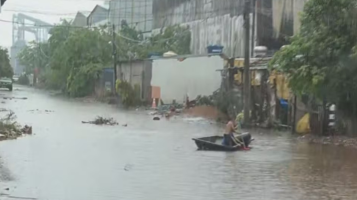 Após alagamento na Comunidade Locomotiva moradores