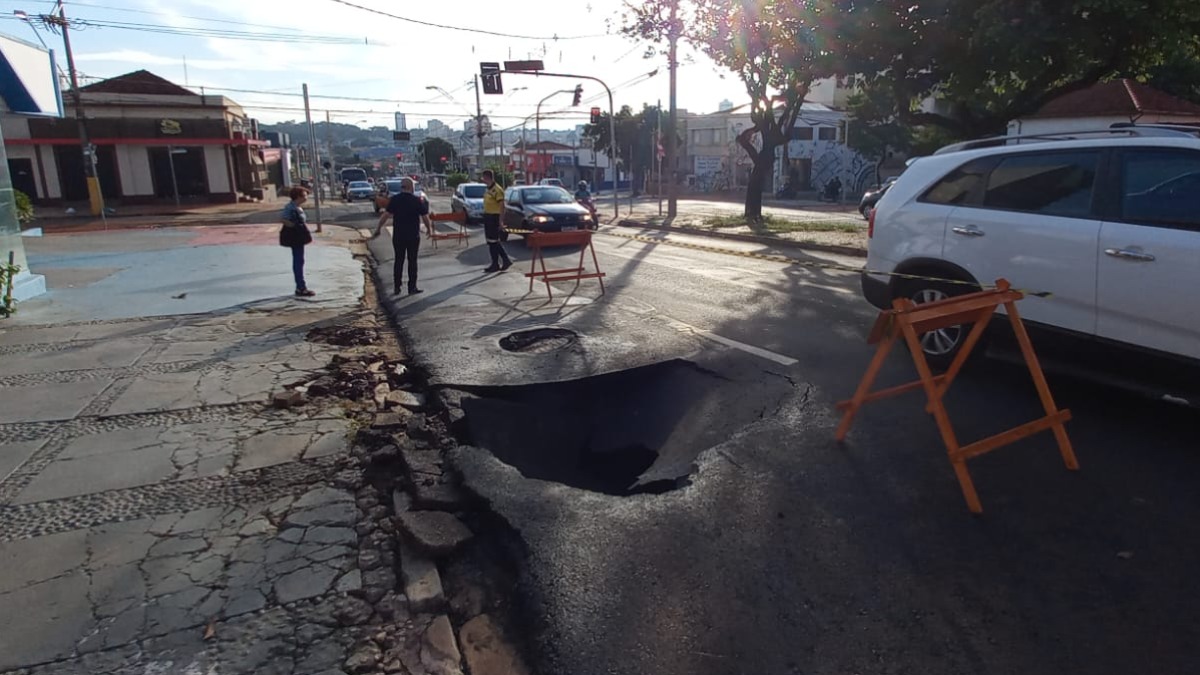buraco avenida Independência