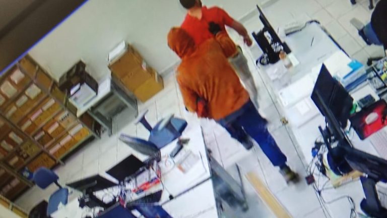 Criminosos rendem funcionários e roubam R$