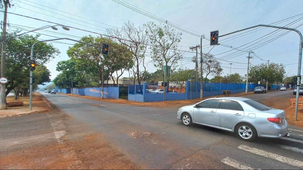 Semáforos no amarelo piscante deixam cruzamento