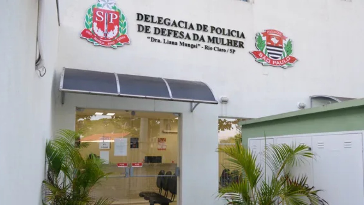 Mãe e filha são esfaqueadas em