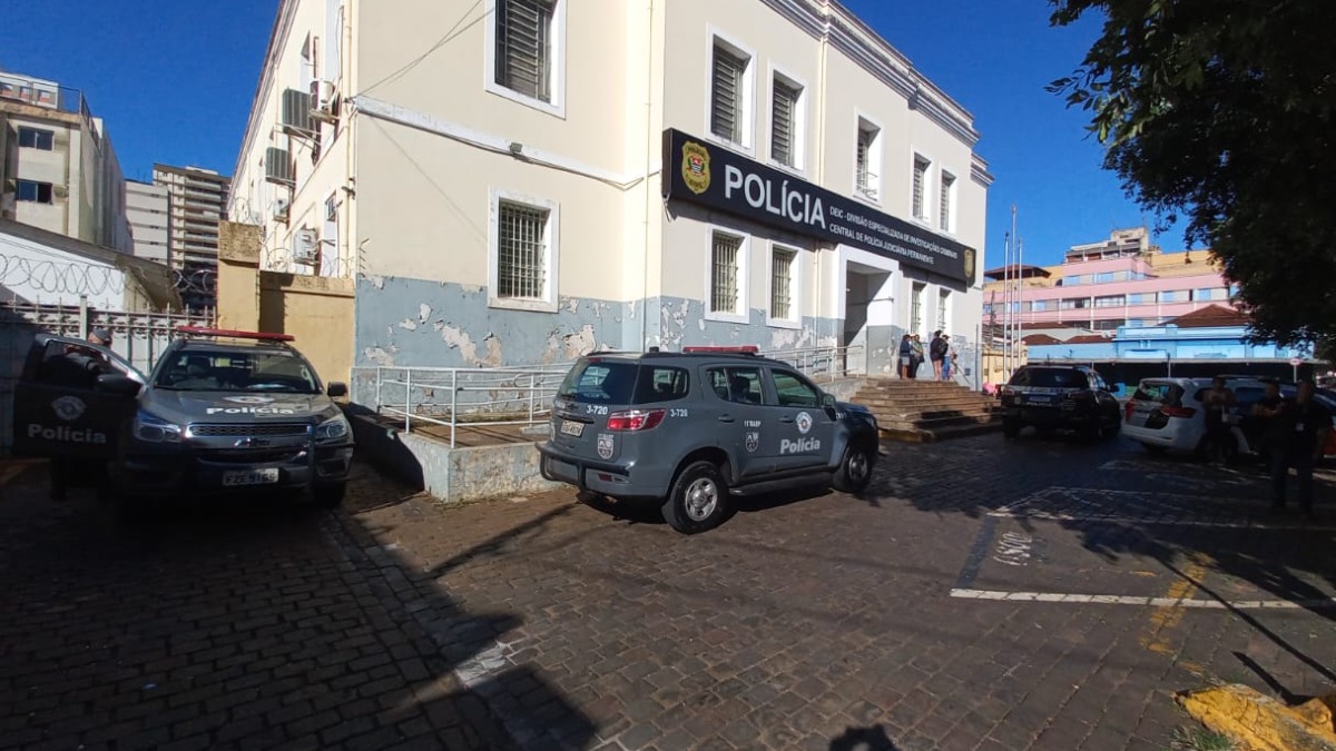 Porteiro tem moto roubada de dentro