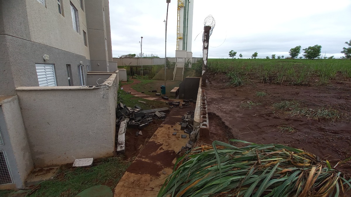 Enxurrada derruba muro no condomínio Reserva