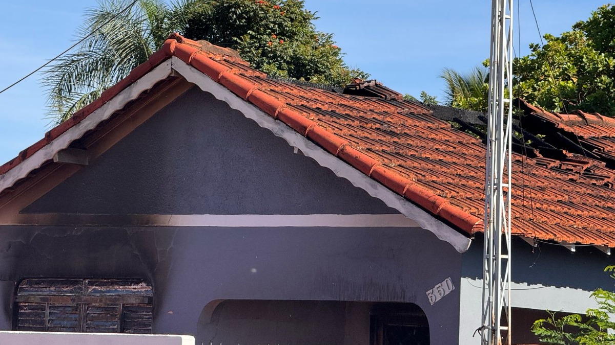 Incêndio em casa deixa duas pessoas