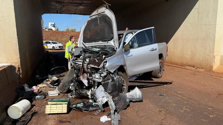Duas pessoas ficam feridas após motorista