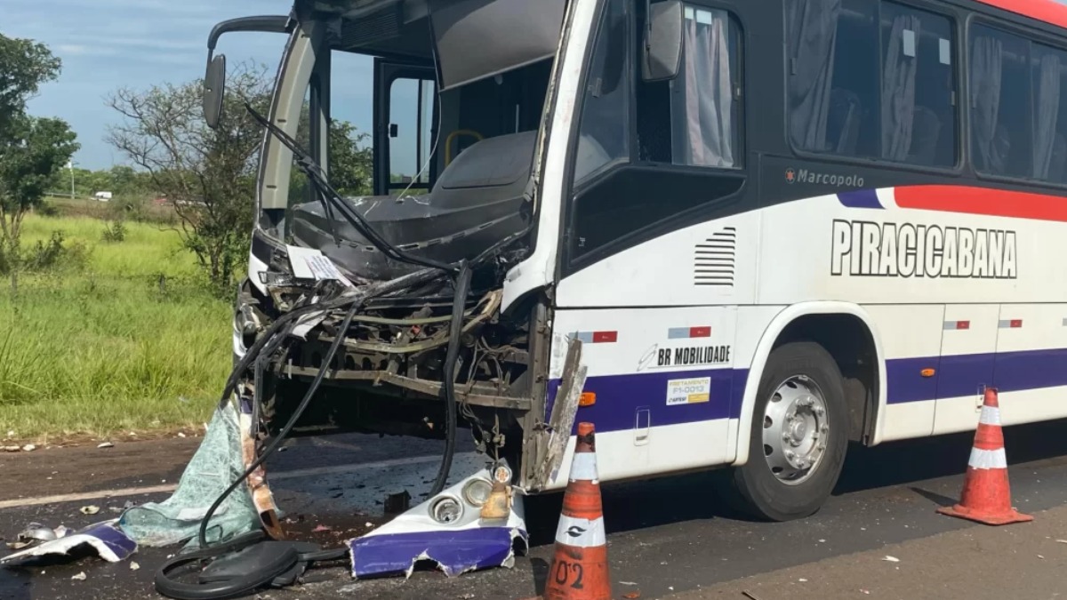 Acidente entre três ônibus deixa três