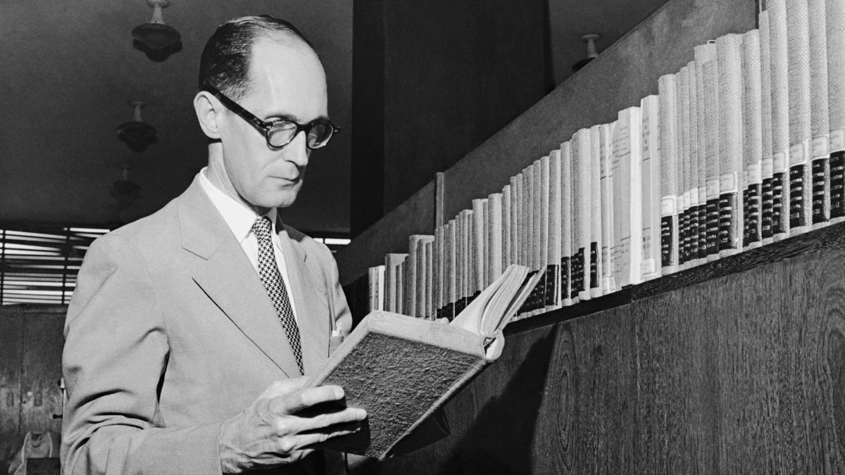 Com um texto de Carlos Drummond