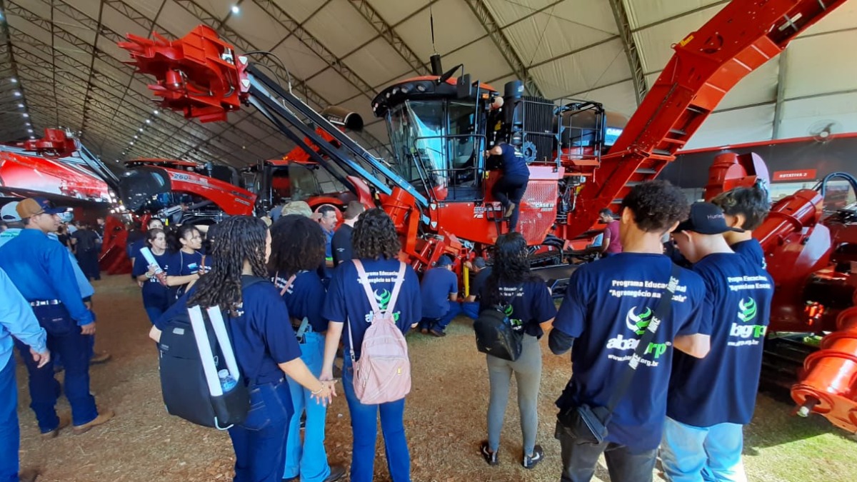 alunos visitam Agrishow
