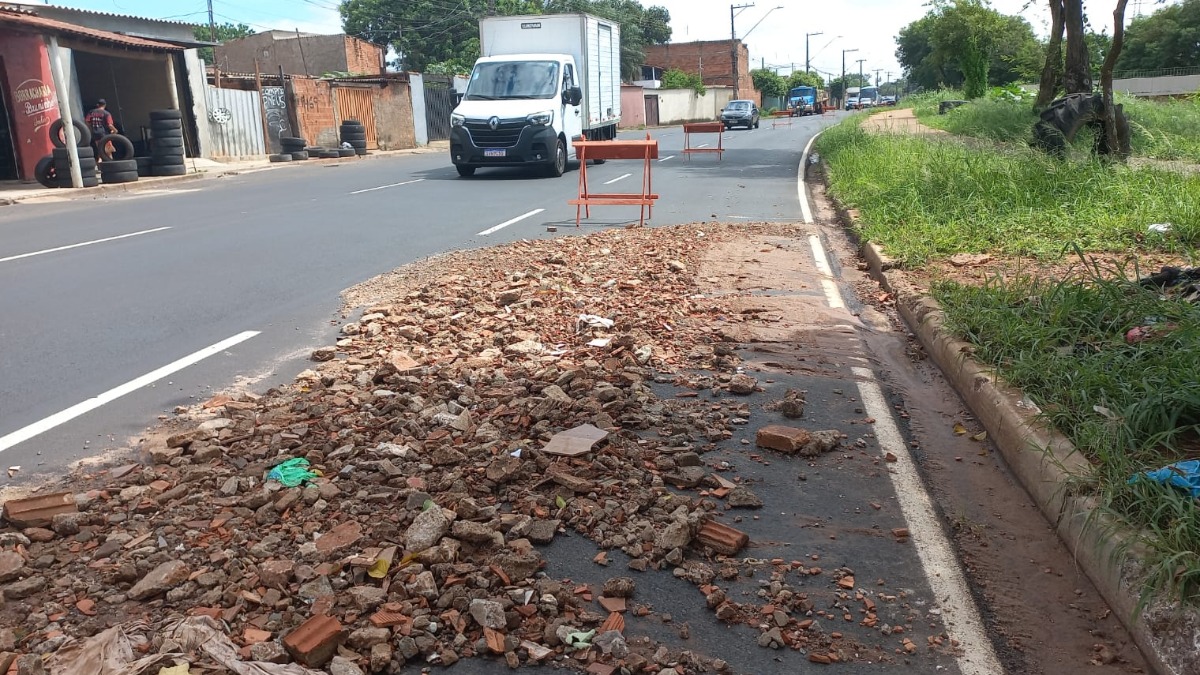 Via Norte tem faixa bloqueada após