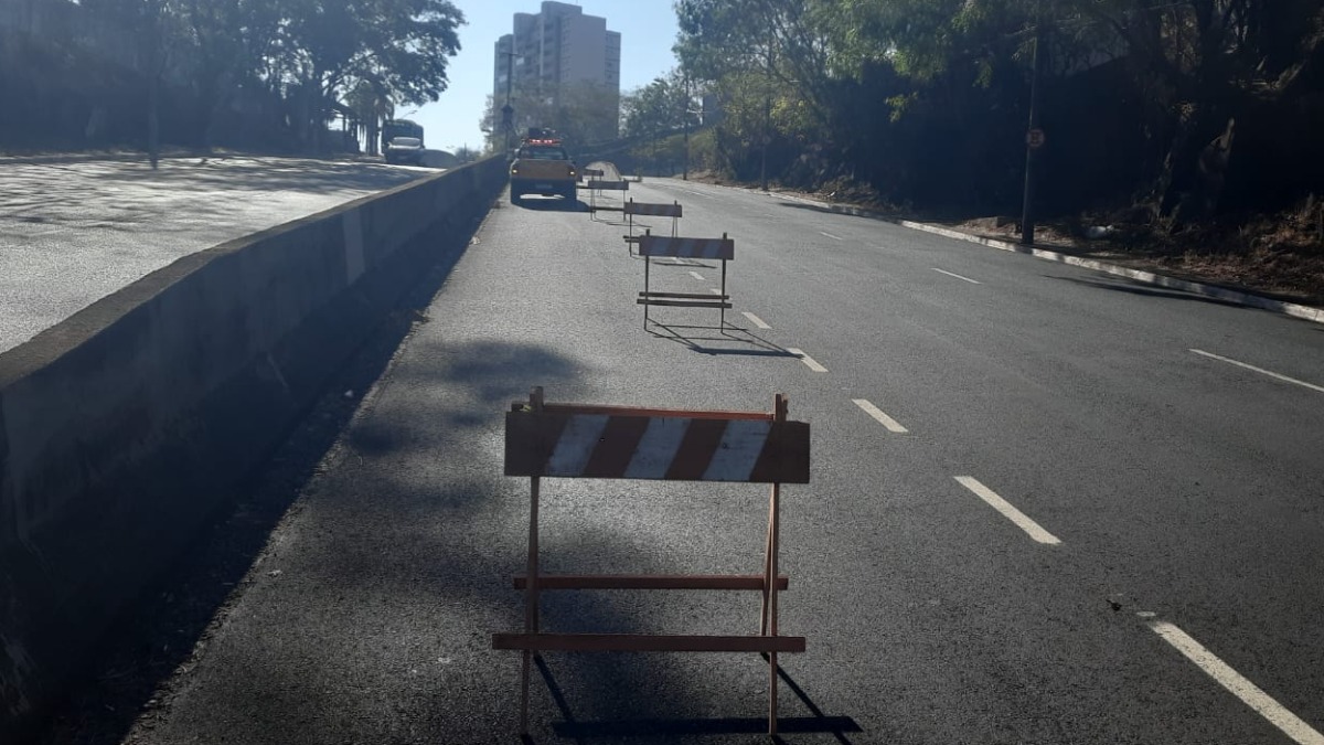 Faixa da esquerda é interditada