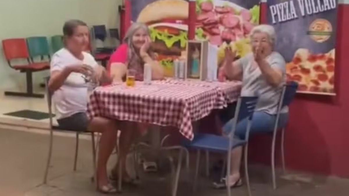 Padre bebe cerveja missa