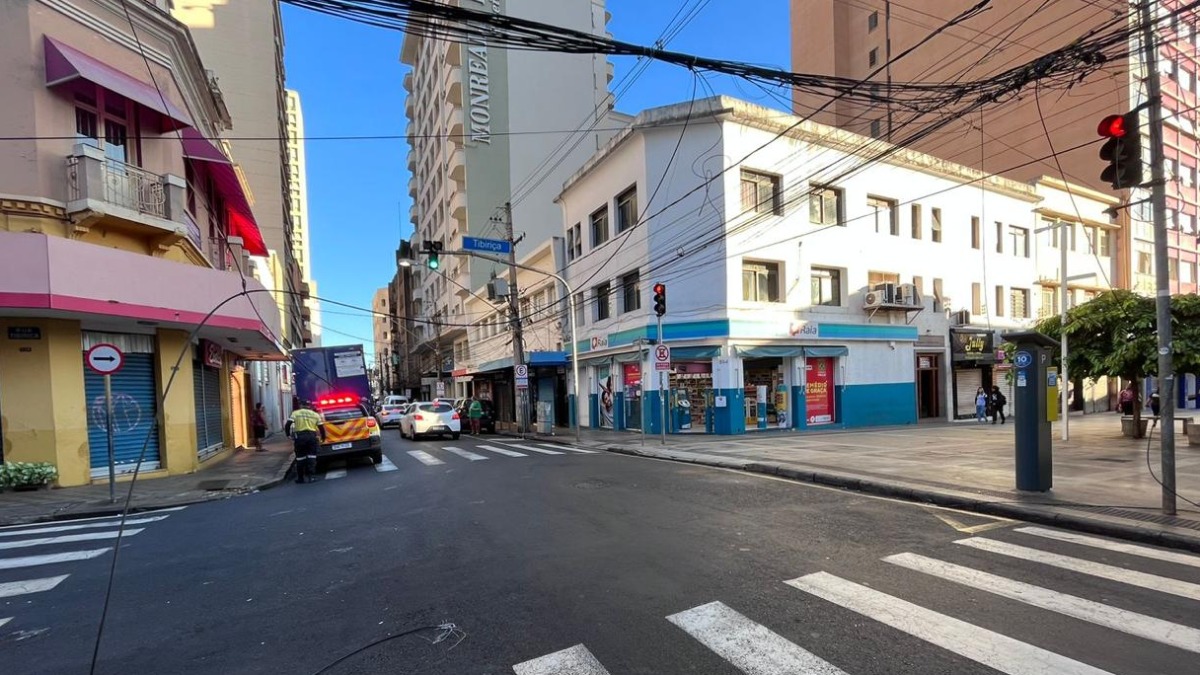 Prefeitura de Ribeirão regulariza fios soltos