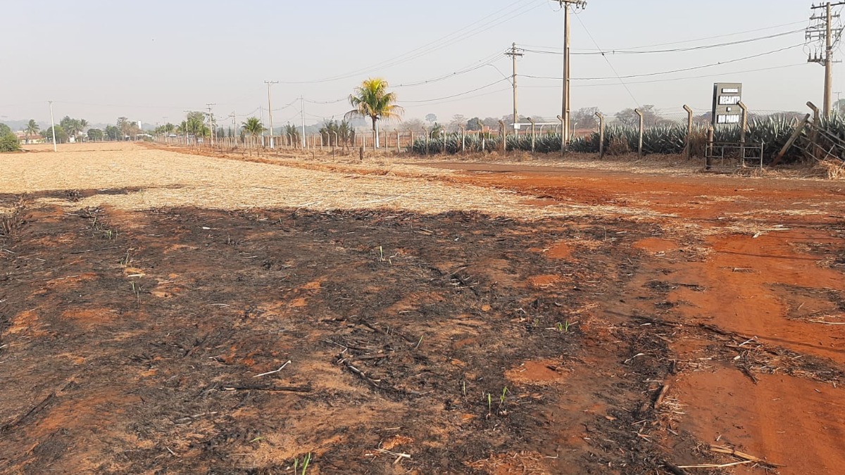 Moradores de condomínios às margens