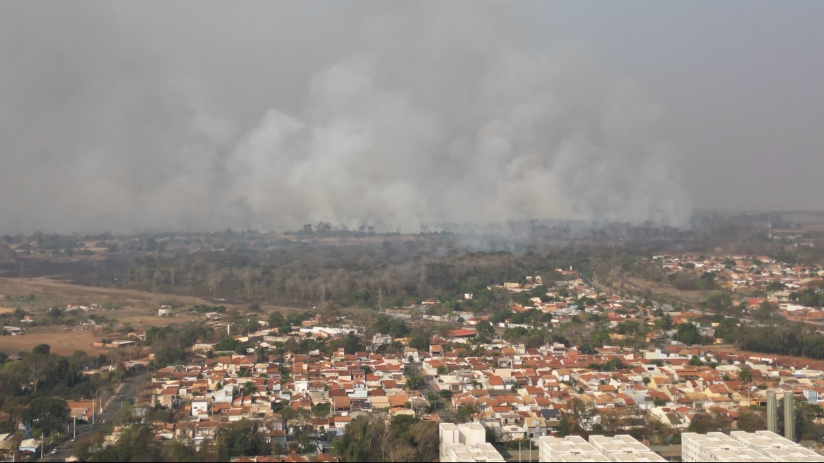 Nuvem de fumaça ainda paira