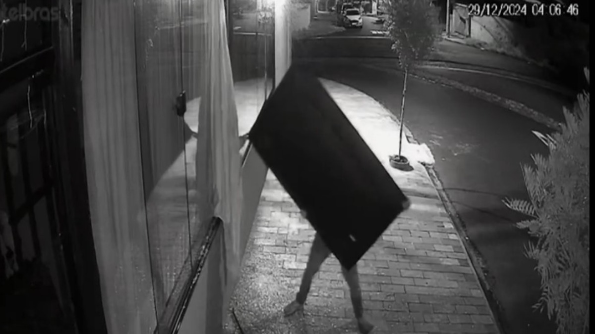 Criminosos furtam televisão e garrafas de