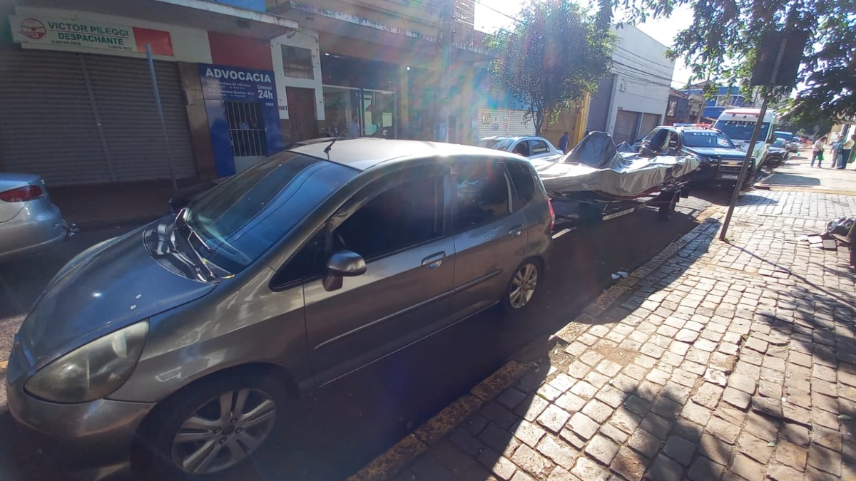 Dois homens são presos na avenida