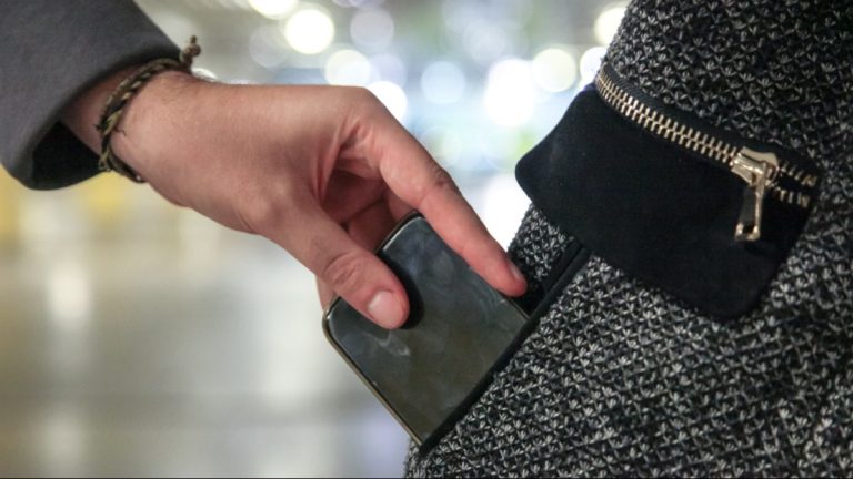 Polícia investiga furtos de celulares em