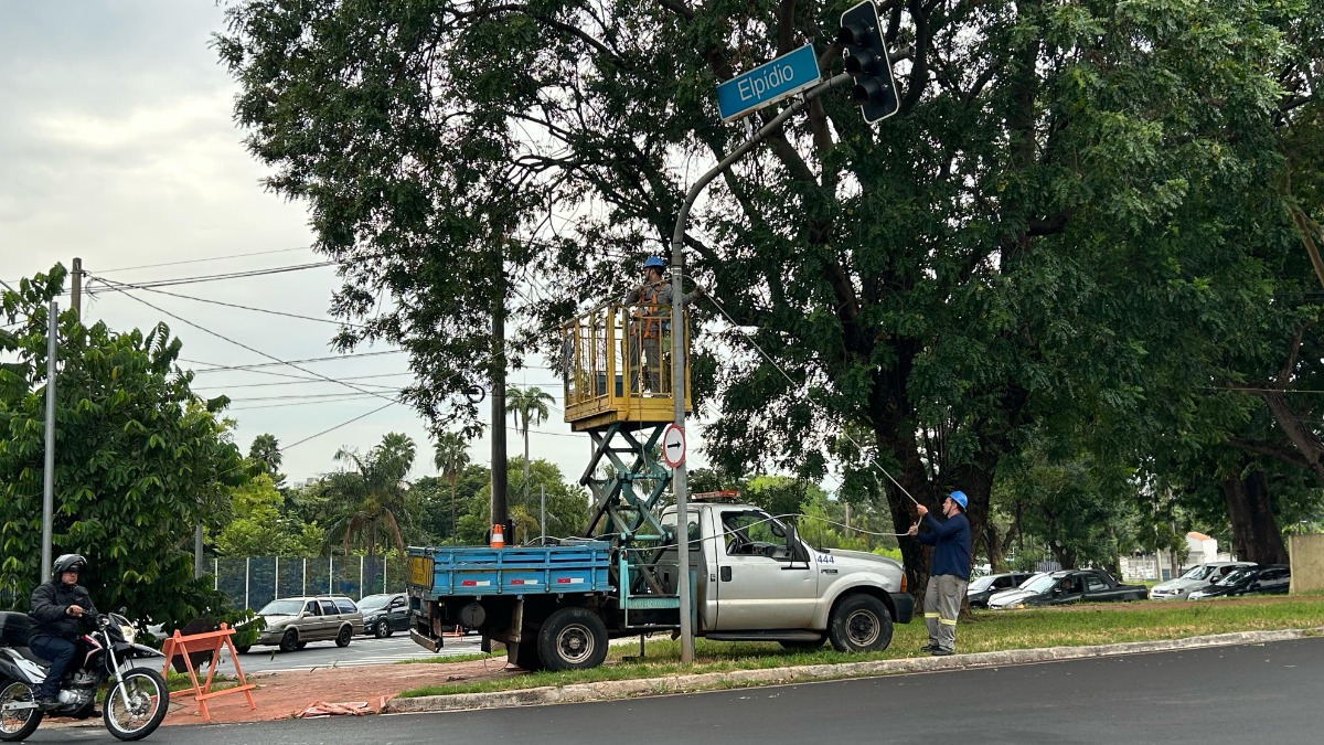 Avenida Elpídio Gomes tem semáforos sem