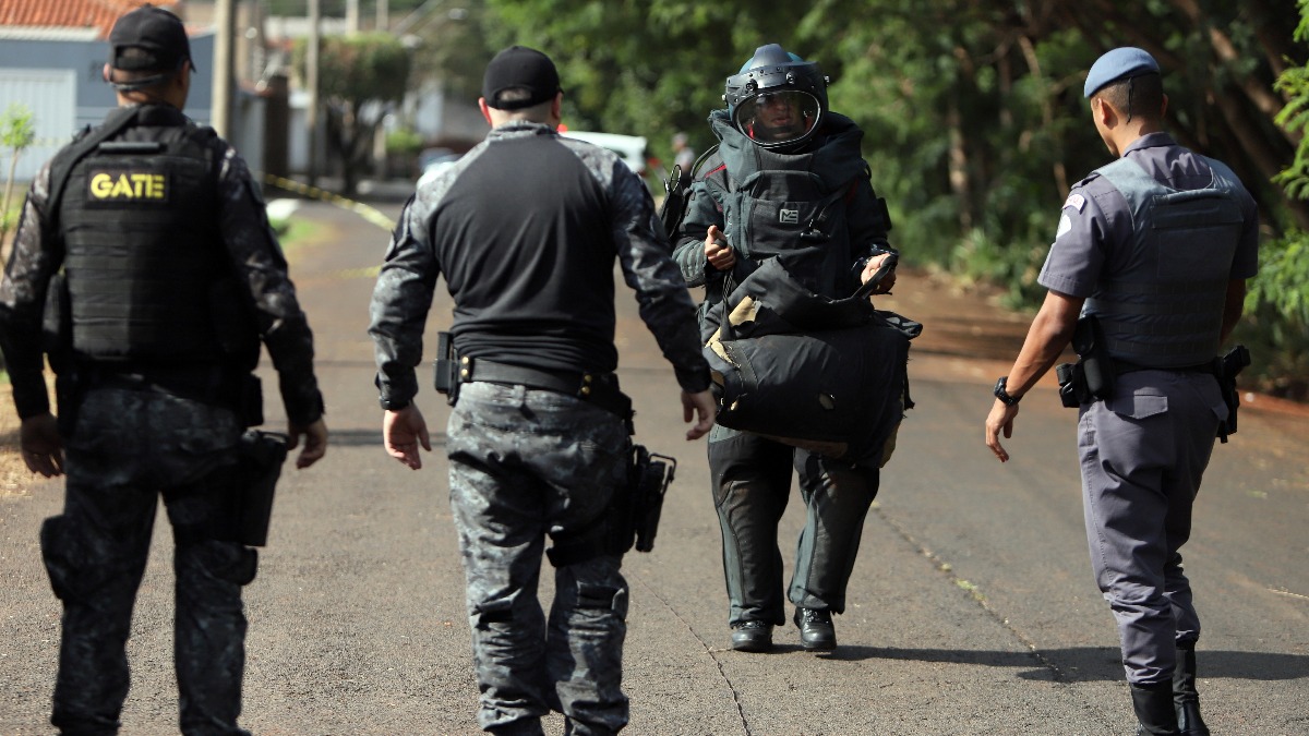 dinamites e coletes à prova de balas