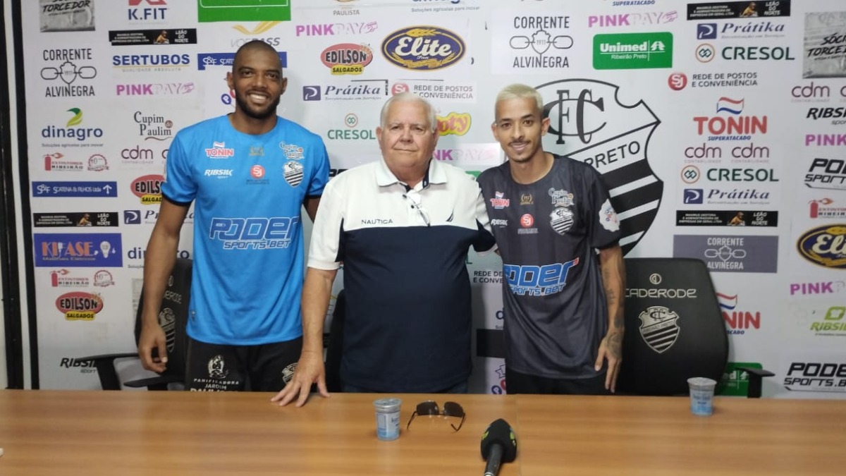 Um atacante e um goleiro