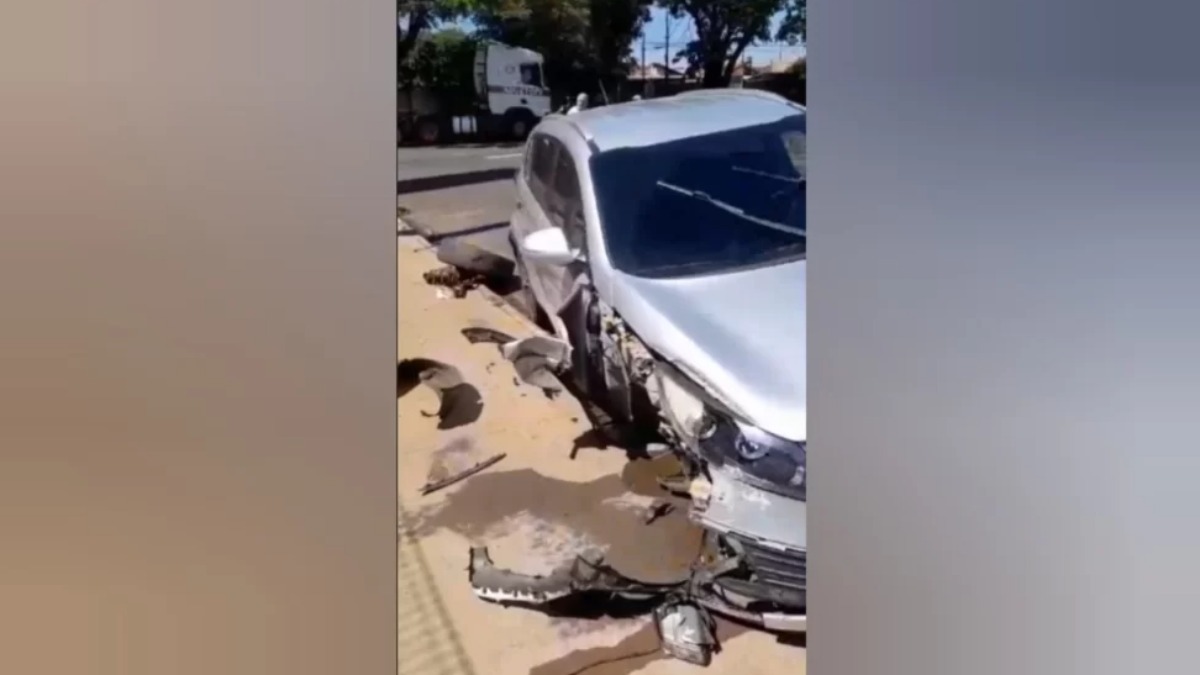 Perseguição policial termina com carro destruído