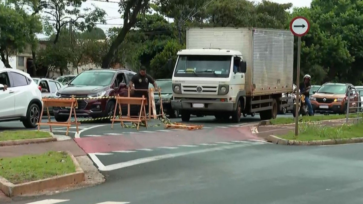 Passageiro é flagrado retirando cavaletes que