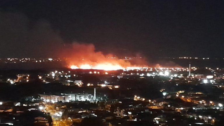 Incêndio de grandes proporções atinge área