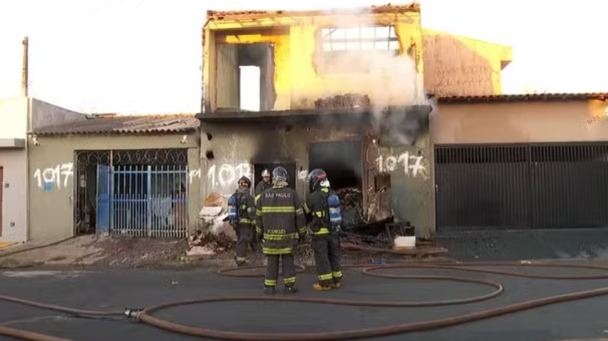 Homem é socorrido no telhado