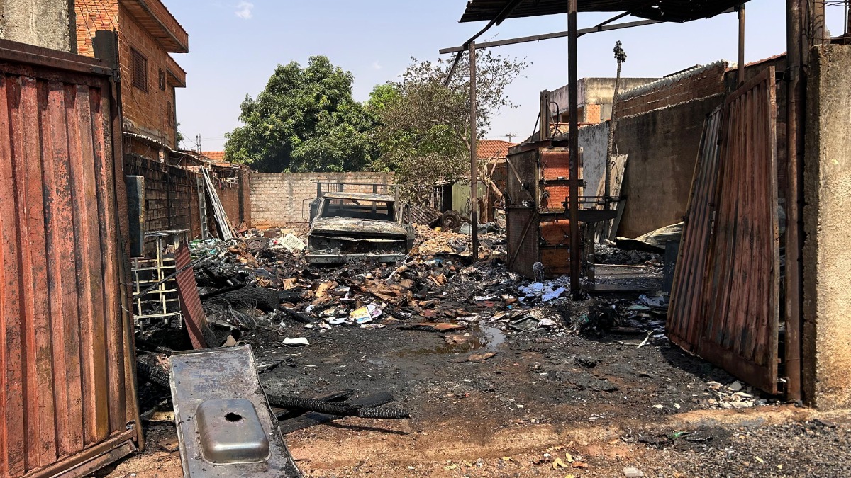 Incêndio em ferro-velho assusta moradores