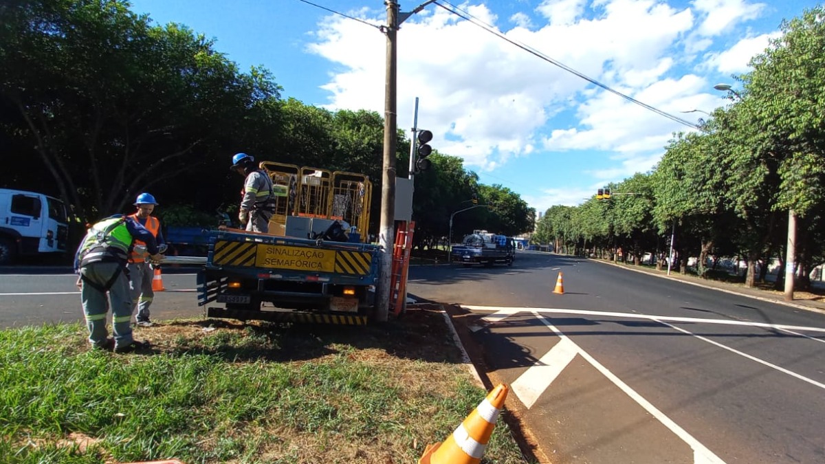 semáforos rotatória avenida Treze de Maio