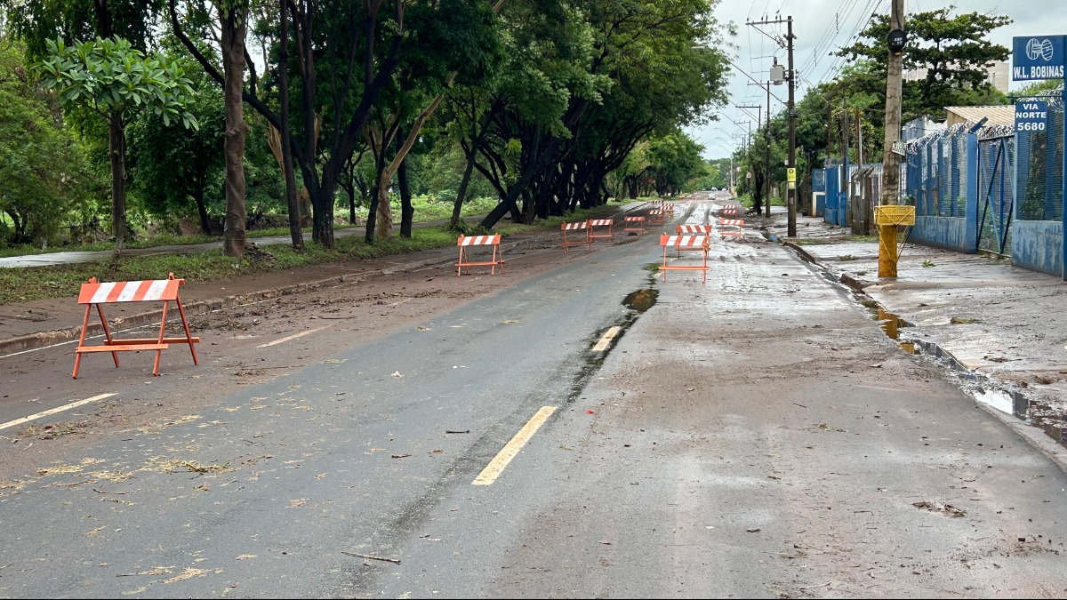 Equipes da prefeitura iniciam limpeza na