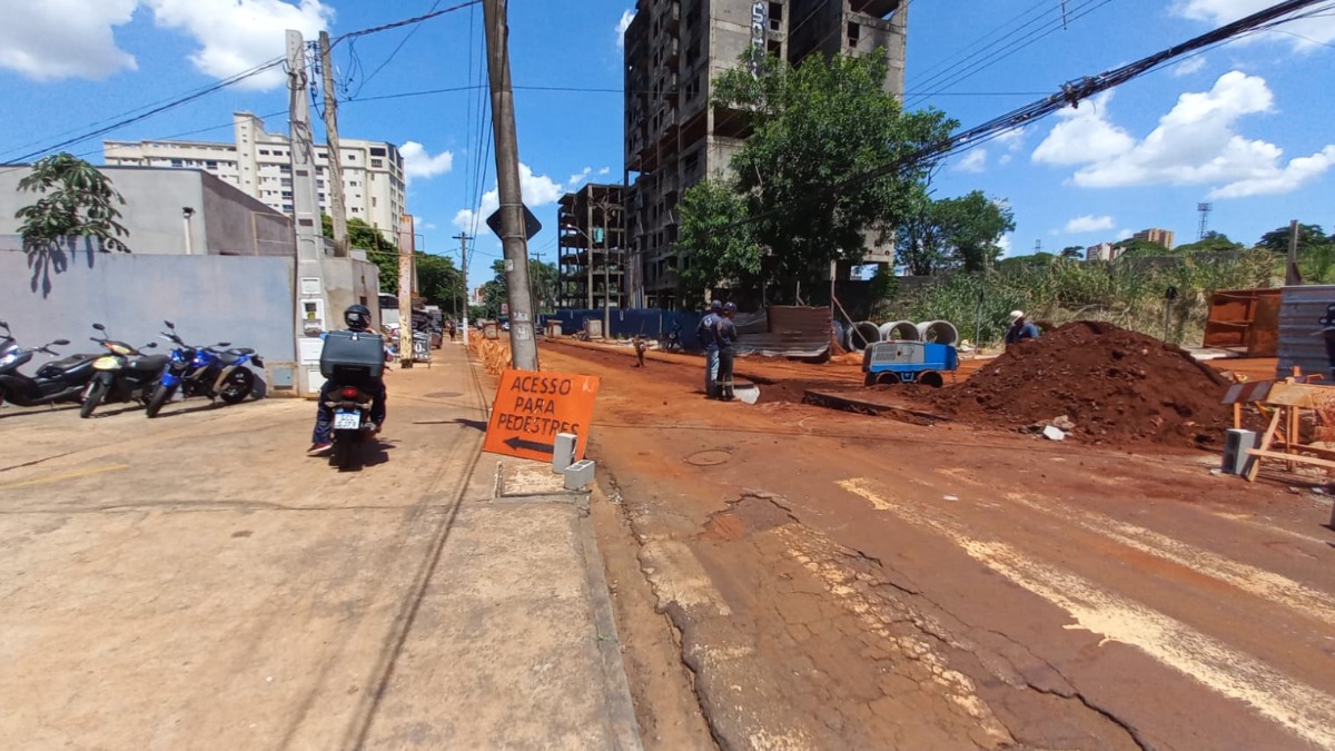 obras na rua Arnaldo Victaliano