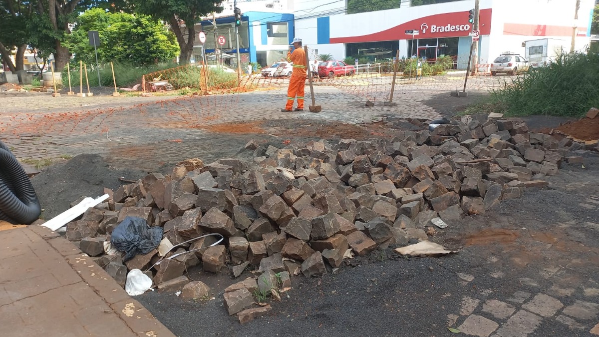 Cruzamento entre a avenida Nove de
