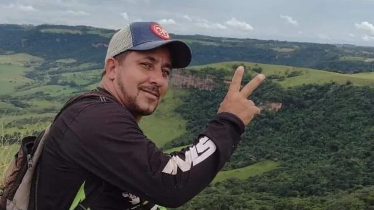 Homem morre em acidente entre motos