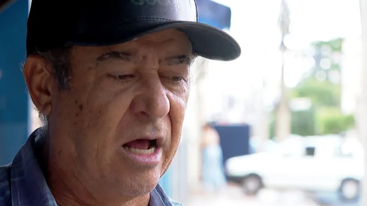 homem liga para irmã