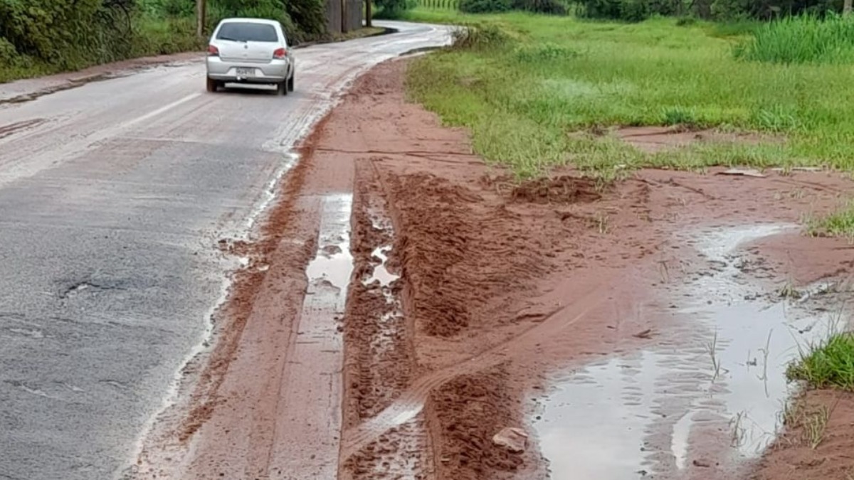 Motoristas reclamam de lama na avenida