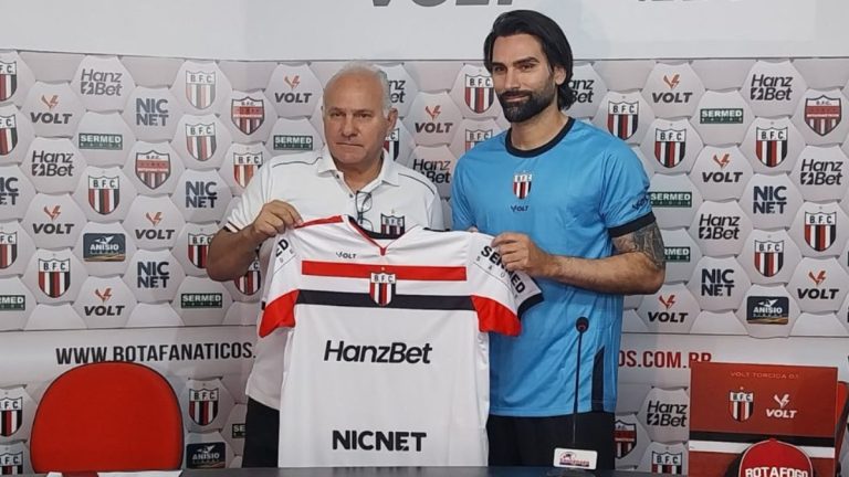 Léo Gamalho está a disposição de