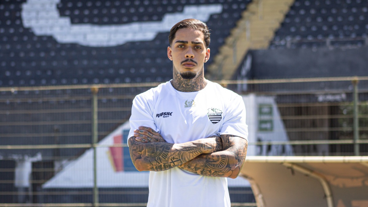 Léo Santos polivalente