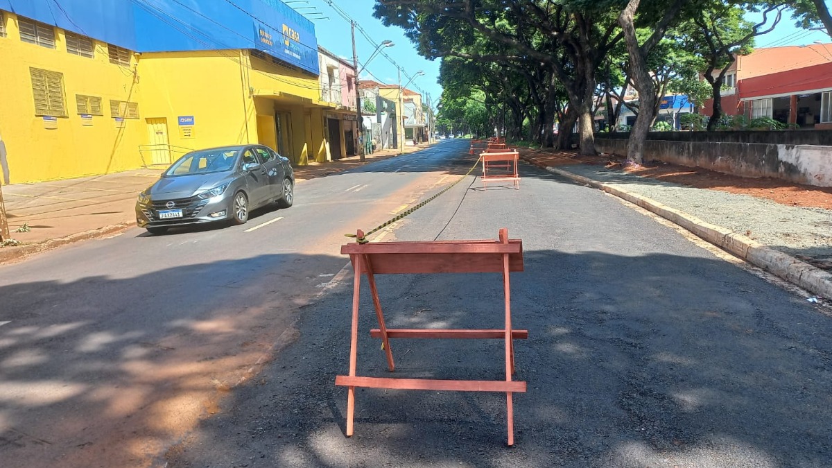 Faixa bloqueada na avenida Francisco Junqueira