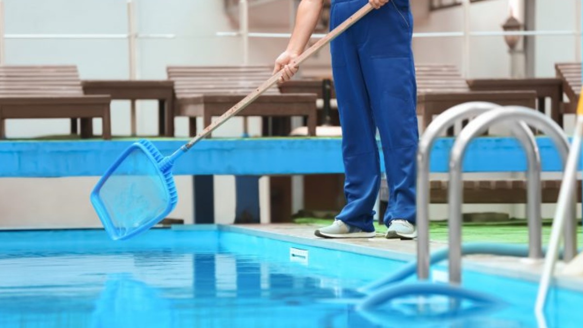 limpeza de piscinas no outono