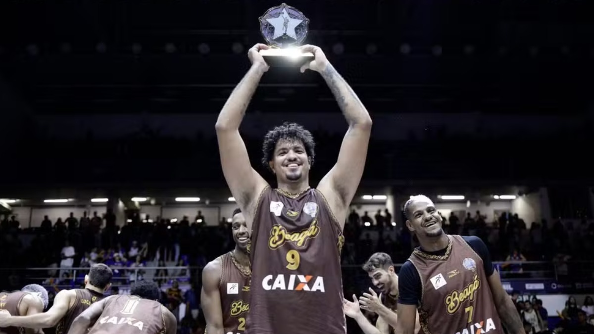 Lucas Dias faz história e se