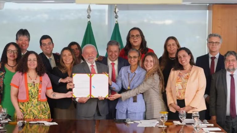 Lula sanciona lei que proíbe testes