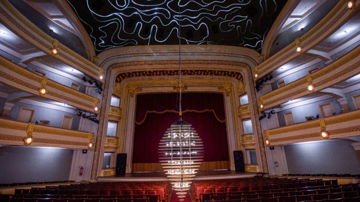 Tradicional restauração do ‘Lustre Gota d’Água’