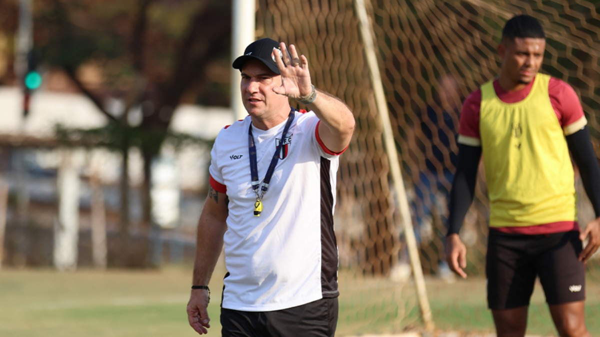 Três zagueiros? Márcio Zanardi despista