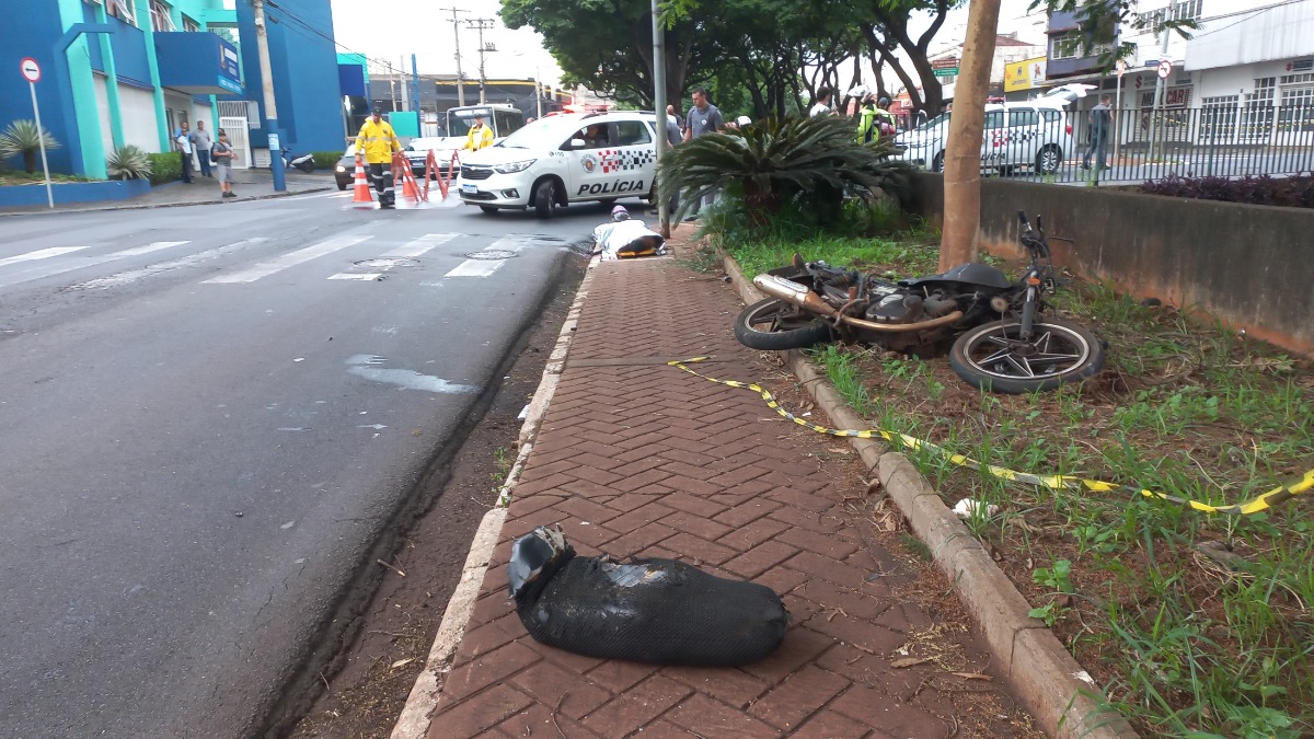Motociclista morre ao atingir ônibus e