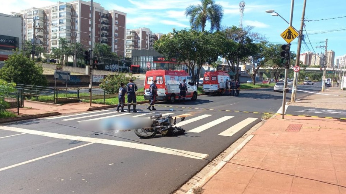 Motociclista morre após cair e ser