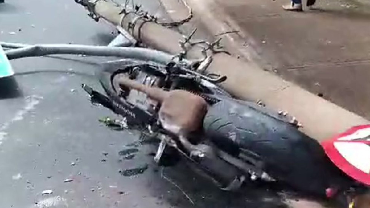 Motociclista morre e passageira fica ferida