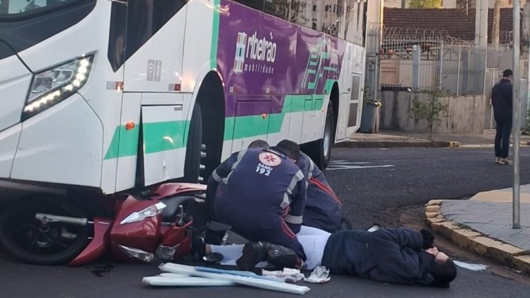 Motociclista fica ferida após bater contra